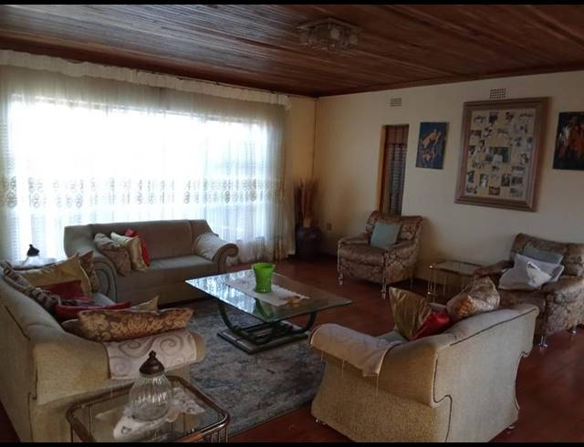 5 BEDROOM HOUSE FOR SALE IN DIEPKLOOF ZONE 4